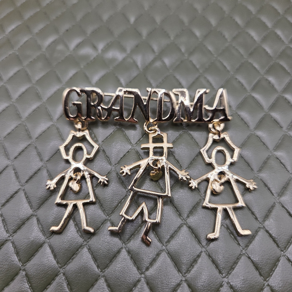 960. GRANDMA Gold-tone Family Charm Pin